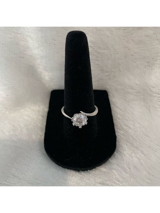 Jewelry - Woman’s Moissanite solitaire woman’s ring size 8